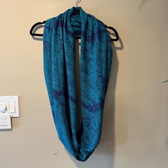 Apt 9 Teal Blue & Navy Infinity Scarf with Metallic Silver Threads Throughout - Picture 8 of 13